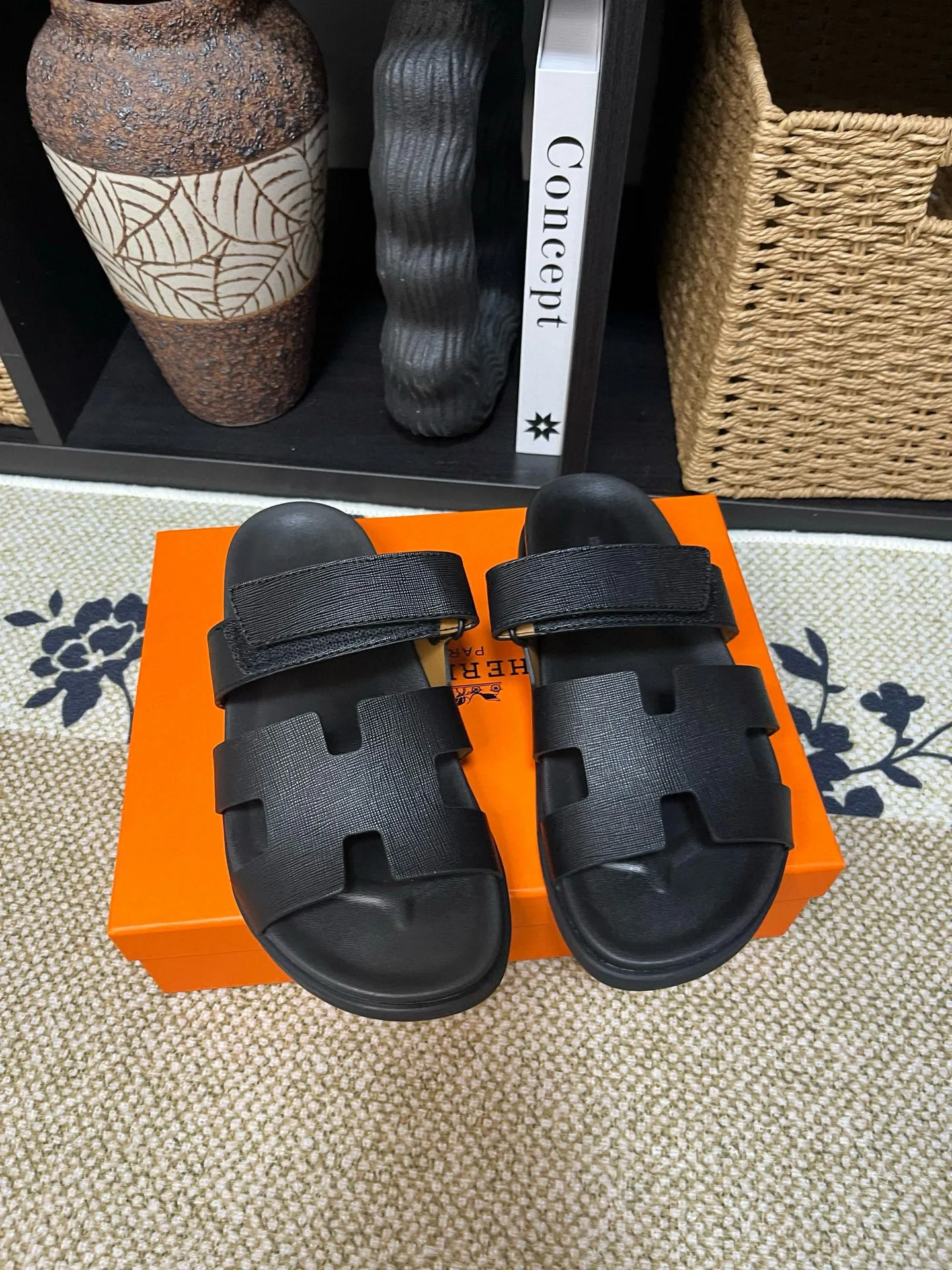 Factory price: 340💰Long-term availability Hermes men's Kazimir slippers for couples - top quality, Hermès woven calfskin functional sandals. The interwoven upper inspired by the "H" iconic pattern creates a casual look, which can be said to be a good companion for summer. Imported cowhide + cowhide lining + TU men's shoes💰Outsole Size: 35-46